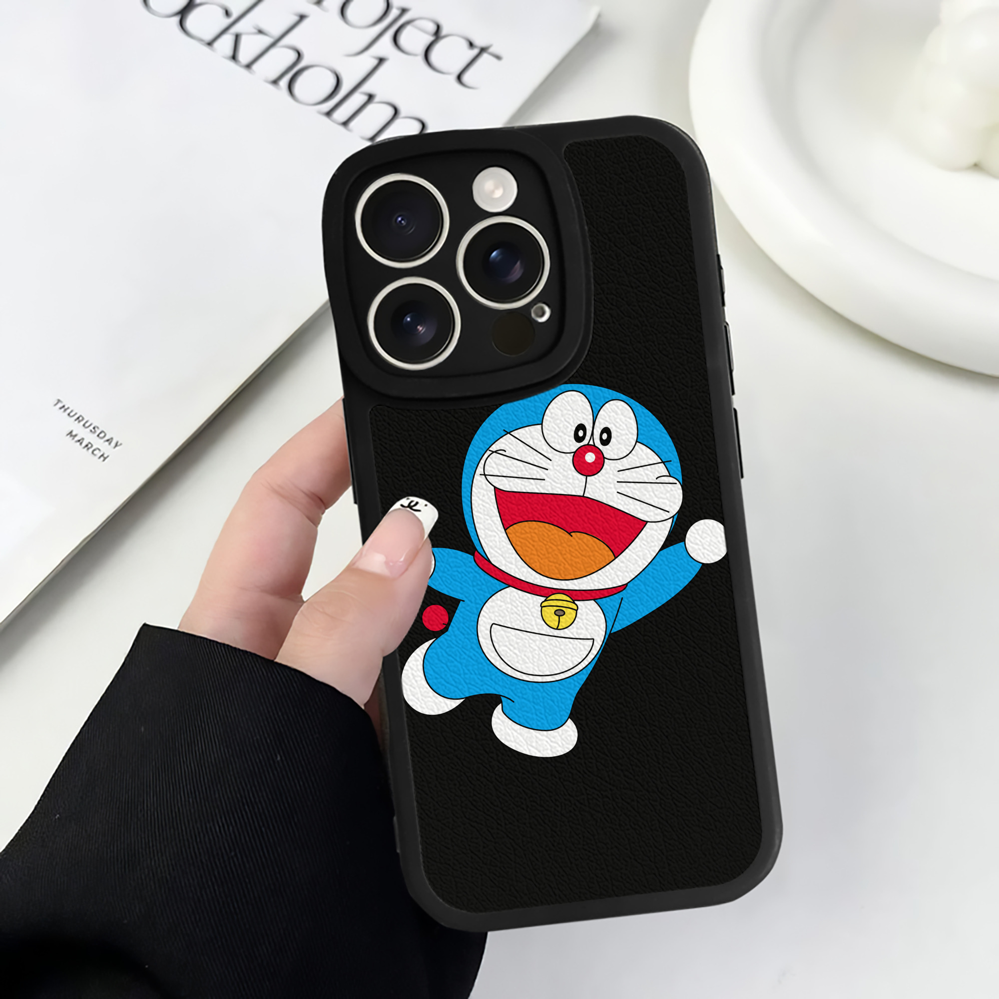 （画像用） ドラえもん Doraemon 【iPhone 16シリーズ対応】シリコンスマホケース（レザー調） 材質：シリコン